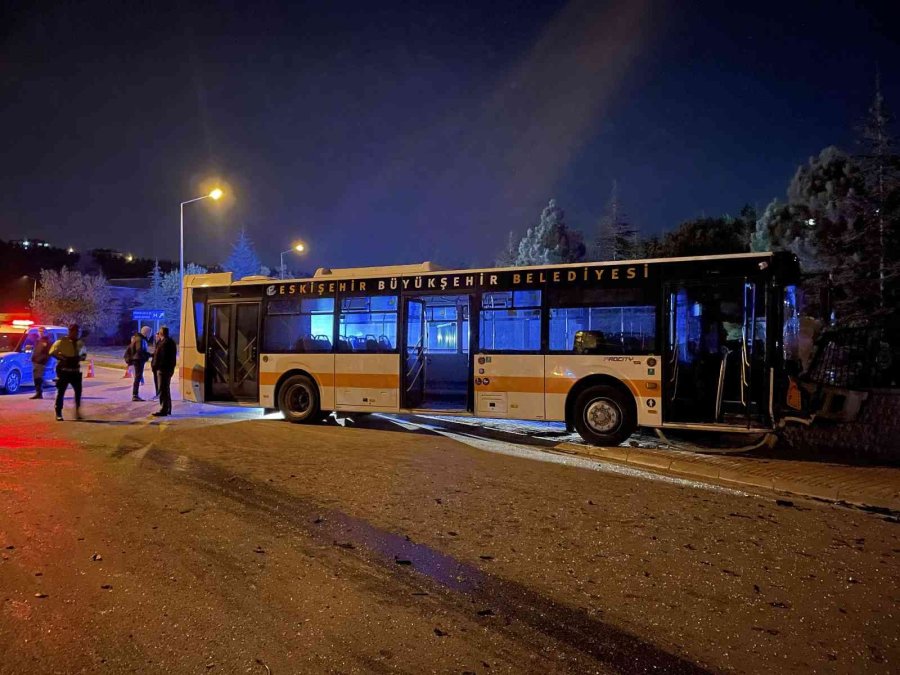 Eskişehir’de Halk Otobüsü Otomobile Çarptı: 10 Yaralı
