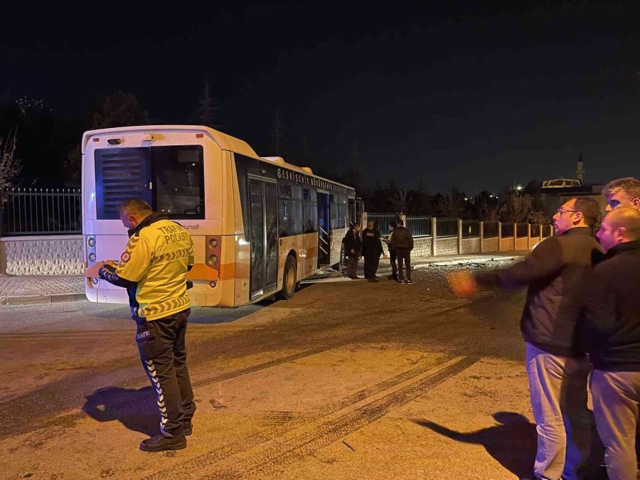 Eskişehir’de Halk Otobüsü Otomobile Çarptı: 10 Yaralı