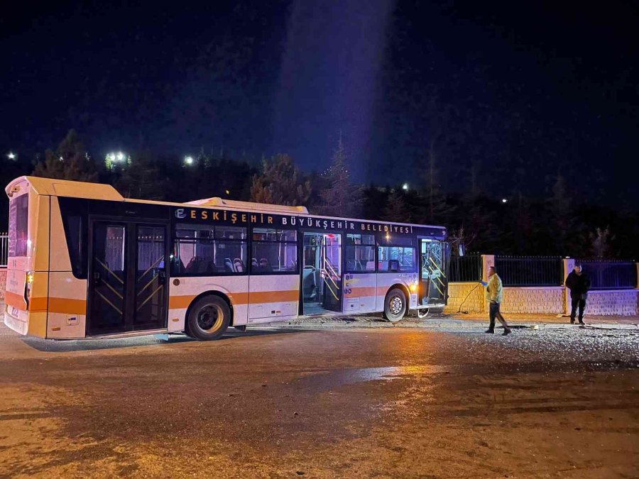 Eskişehir’de Halk Otobüsü Otomobile Çarptı: 10 Yaralı