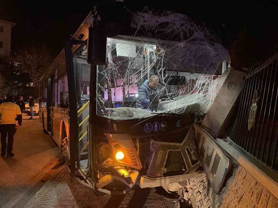Eskişehir’de Halk Otobüsü Otomobile Çarptı: 10 Yaralı