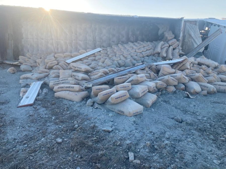 Çimento Yüklü Tır Devrildi: 1 Yaralı