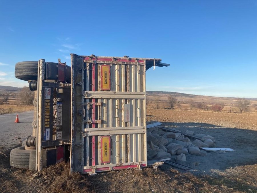 Çimento Yüklü Tır Devrildi: 1 Yaralı