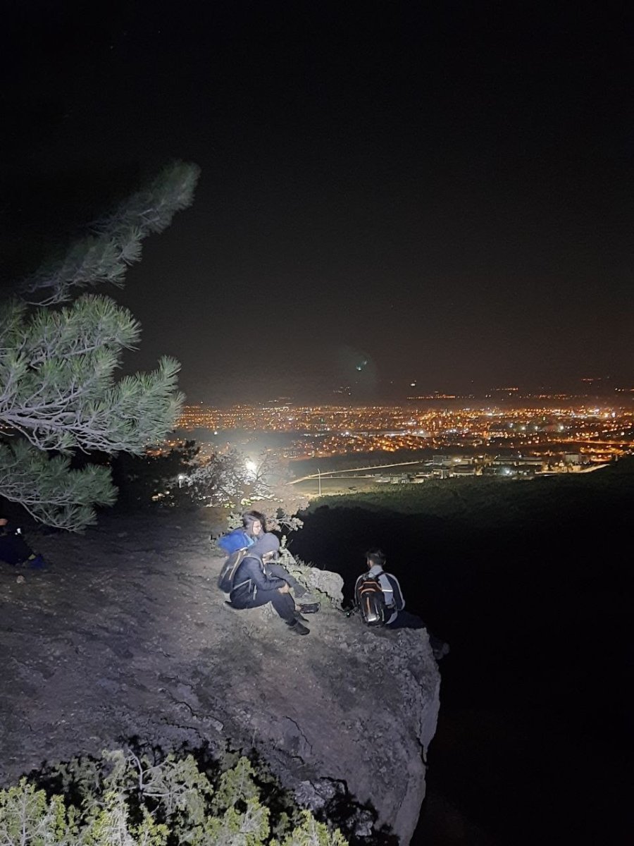Gece Yürüyüşçülerine Dolunay Eşlik Etti