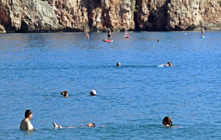 Antalya’da Kasım Ayı Ortasında Türkiye’yi Kıskandıran Görüntüler Yaşandı