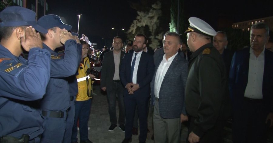 Antalya’da Kız Öğrenciler Deprem Tatbikatına Yemek Yerken Yakalandı