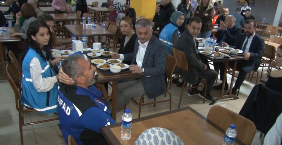 Antalya’da Kız Öğrenciler Deprem Tatbikatına Yemek Yerken Yakalandı