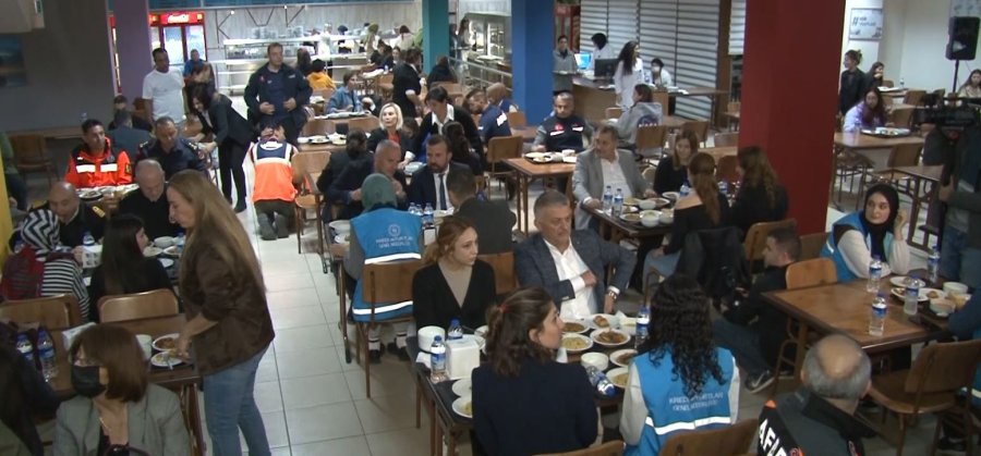 Antalya’da Kız Öğrenciler Deprem Tatbikatına Yemek Yerken Yakalandı