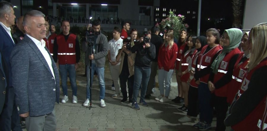 Antalya’da Kız Öğrenciler Deprem Tatbikatına Yemek Yerken Yakalandı