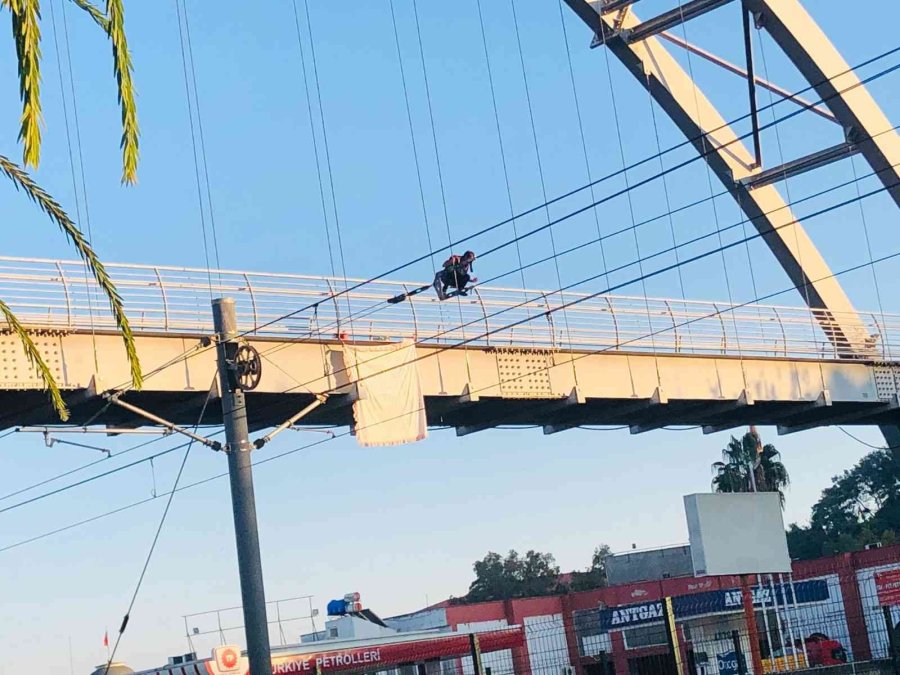 Cami Minaresinde İntihar Girişiminde Bulunan Şahıs, Bu Sefer De Üst Geçide Çıktı