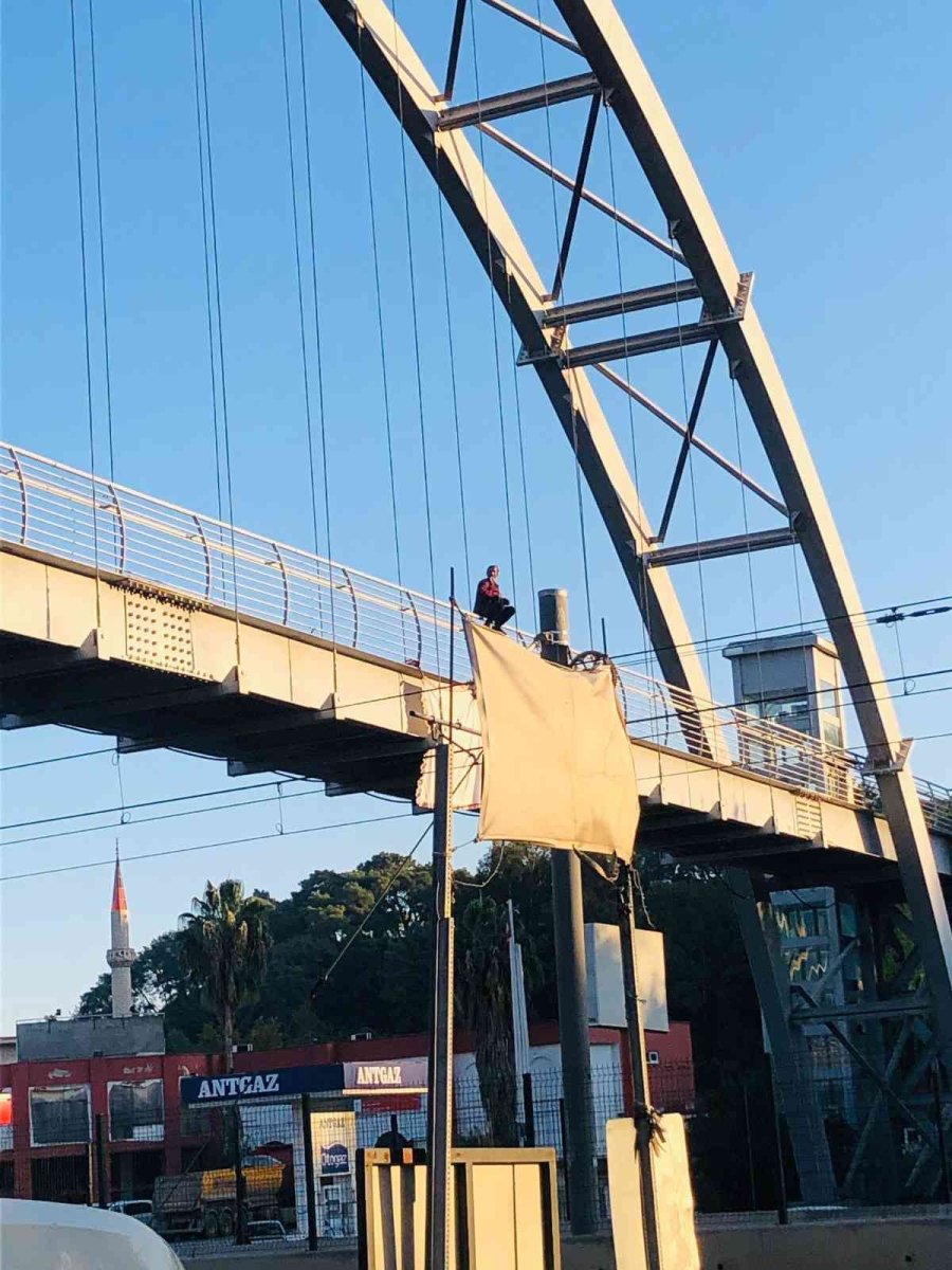 Cami Minaresinde İntihar Girişiminde Bulunan Şahıs, Bu Sefer De Üst Geçide Çıktı