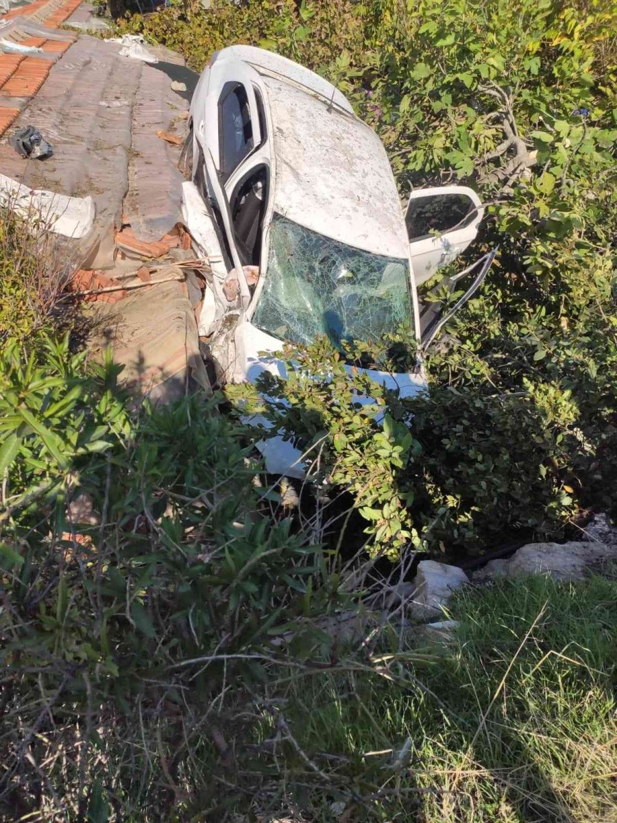 Yoldan Çıkan Otomobil Sundurmanın Üzerine Düştü: 1’i Ağır 2 Yaralı