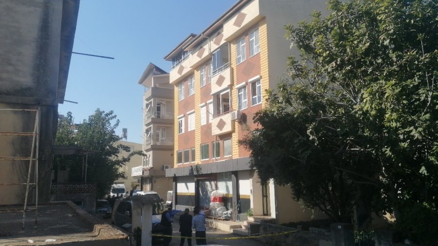 Terastan Düşen Adam Feci Şekilde Can Verdi