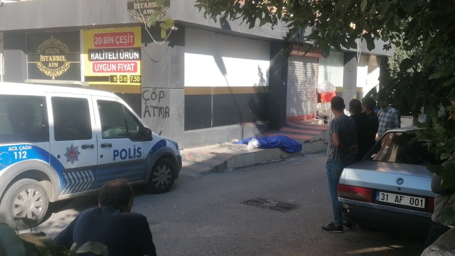 Terastan Düşen Adam Feci Şekilde Can Verdi