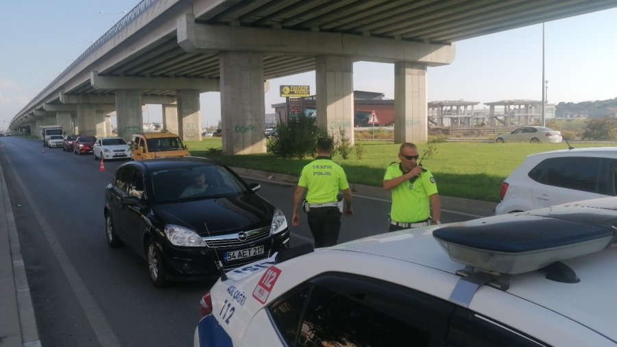 Kırmızı Işıkta Geçen Otomobil, Polisin ’dur’ İhtarına Uymayarak Böyle Kaçtı