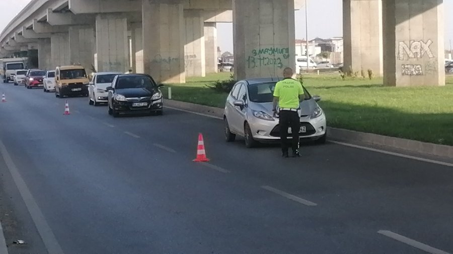 Kırmızı Işıkta Geçen Otomobil, Polisin ’dur’ İhtarına Uymayarak Böyle Kaçtı