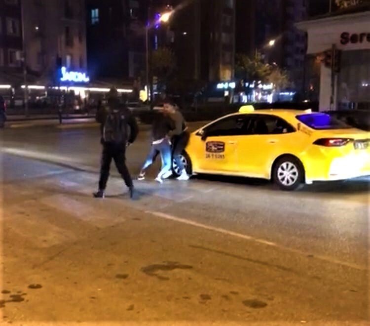 Yol Ortasında Kavgaya Tutuştular