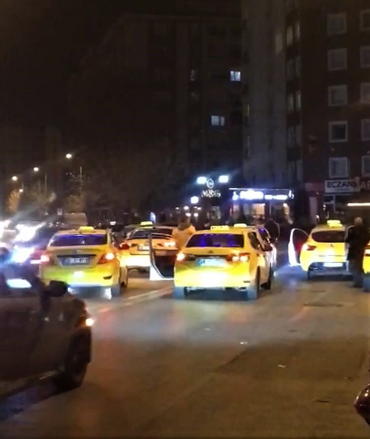 Yol Ortasında Kavgaya Tutuştular