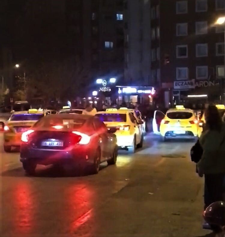 Yol Ortasında Kavgaya Tutuştular