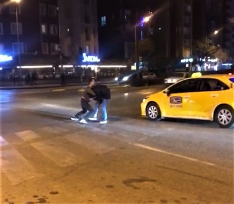 Yol Ortasında Kavgaya Tutuştular