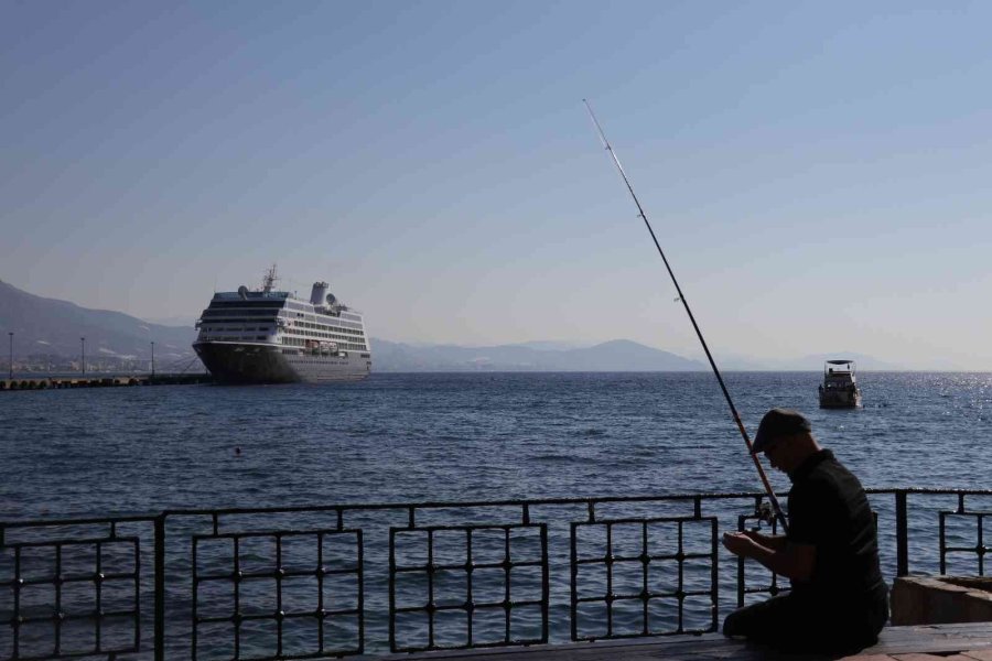 526 Yolculu Kruvaziyer Alanya Limanına Demir Attı