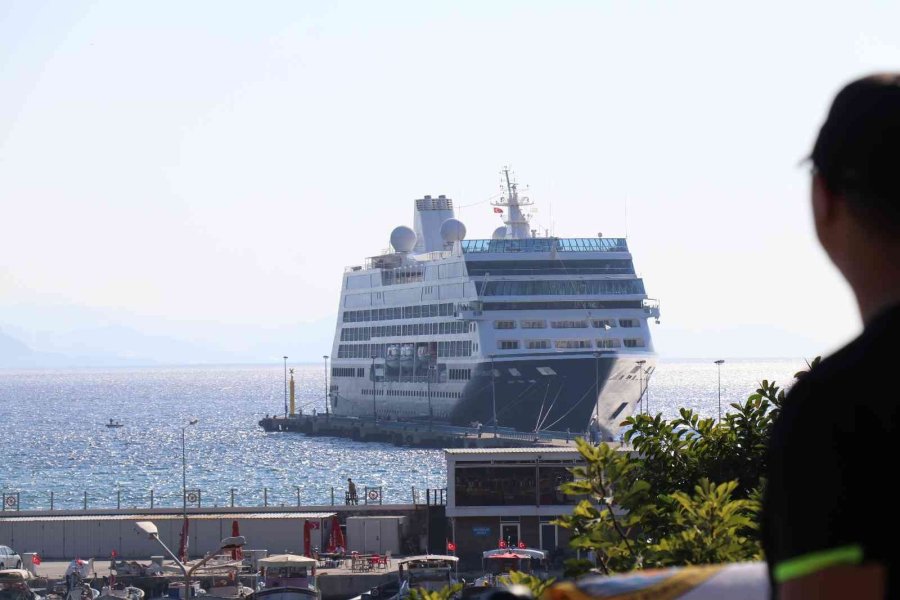 526 Yolculu Kruvaziyer Alanya Limanına Demir Attı