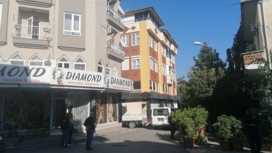 Terastan Düşen Adam Feci Şekilde Can Verdi