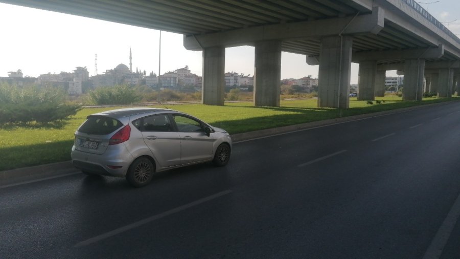 Kırmızı Işıkta Geçen Otomobil, Polisin ’dur’ İhtarına Uymayarak Böyle Kaçtı