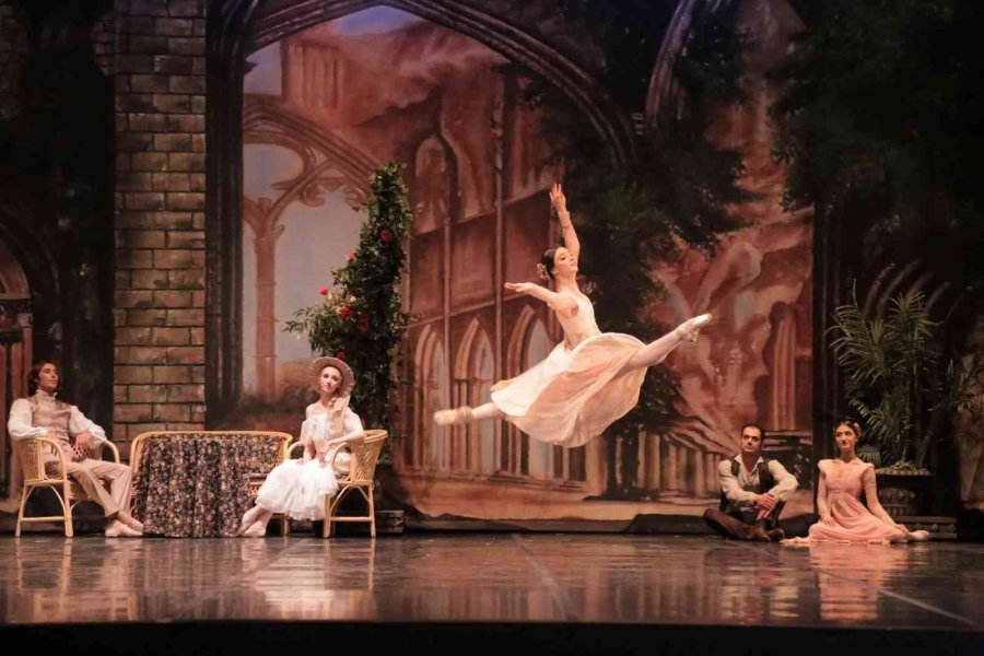 Antalya Devlet Opera Ve Balesi,’kamelyalı Kadın’ Eserini Bu Sezon Son Kez Sahneliyor