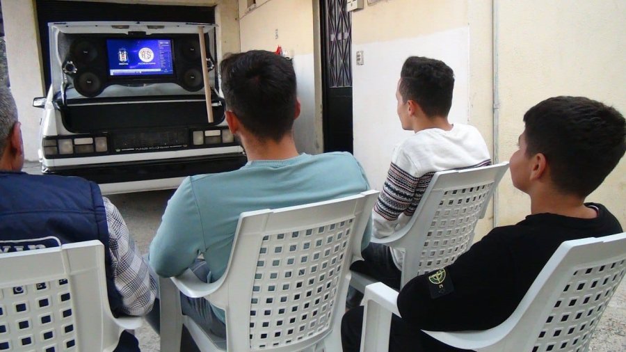 Otomobili Modifiye Edip Futbol Sevgisini Otomobilin Bagajına Taşıdılar