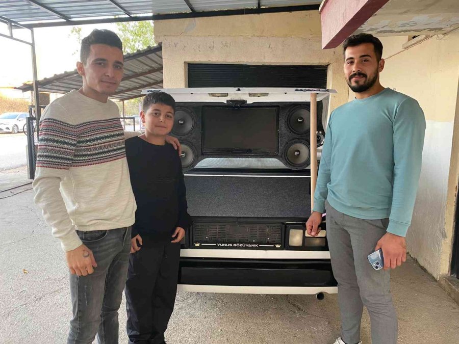 Otomobili Modifiye Edip Futbol Sevgisini Otomobilin Bagajına Taşıdılar