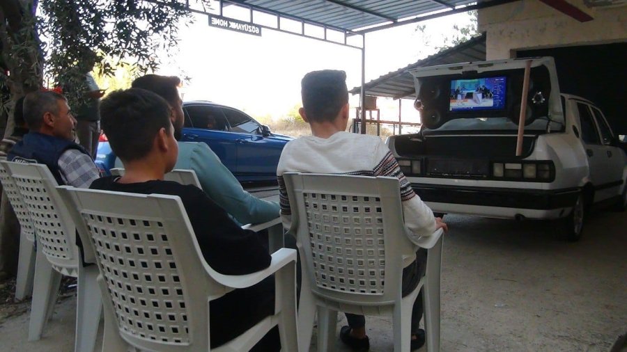 Otomobili Modifiye Edip Futbol Sevgisini Otomobilin Bagajına Taşıdılar