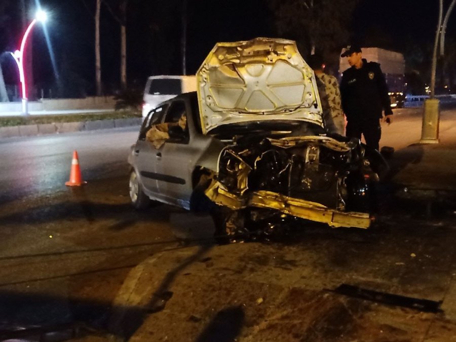 Köprü Bariyerine Çarpıp Hurdaya Dönen Otomobilden Yaralı Olarak Çıktı