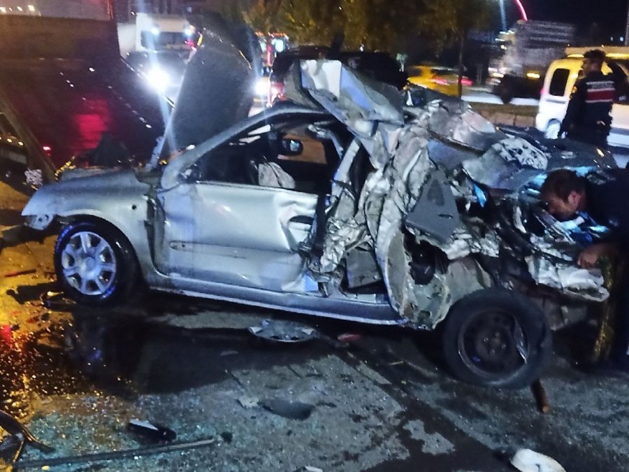 Köprü Bariyerine Çarpıp Hurdaya Dönen Otomobilden Yaralı Olarak Çıktı