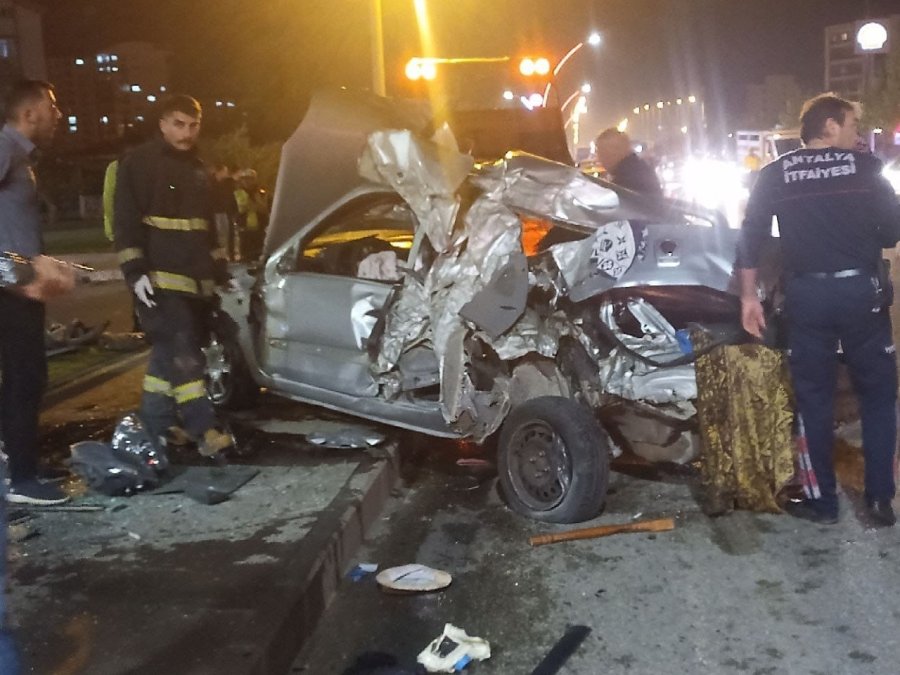 Köprü Bariyerine Çarpıp Hurdaya Dönen Otomobilden Yaralı Olarak Çıktı