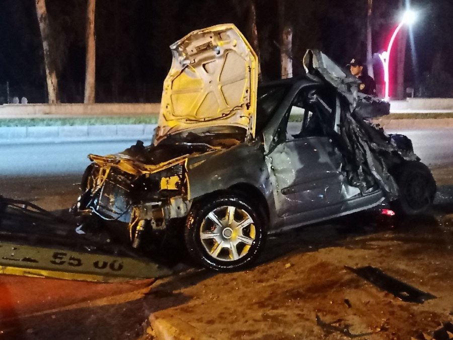 Köprü Bariyerine Çarpıp Hurdaya Dönen Otomobilden Yaralı Olarak Çıktı