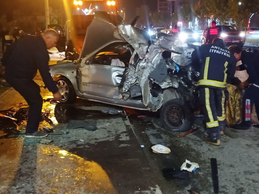 Köprü Bariyerine Çarpıp Hurdaya Dönen Otomobilden Yaralı Olarak Çıktı