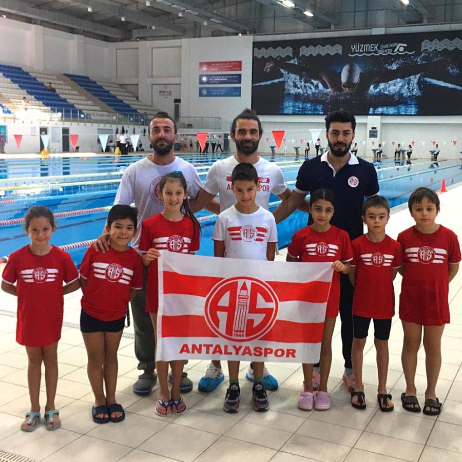Antalyasporlu Yüzücülerden Atatürk’ü Anma Yüzme Yarışları’nda Başarı