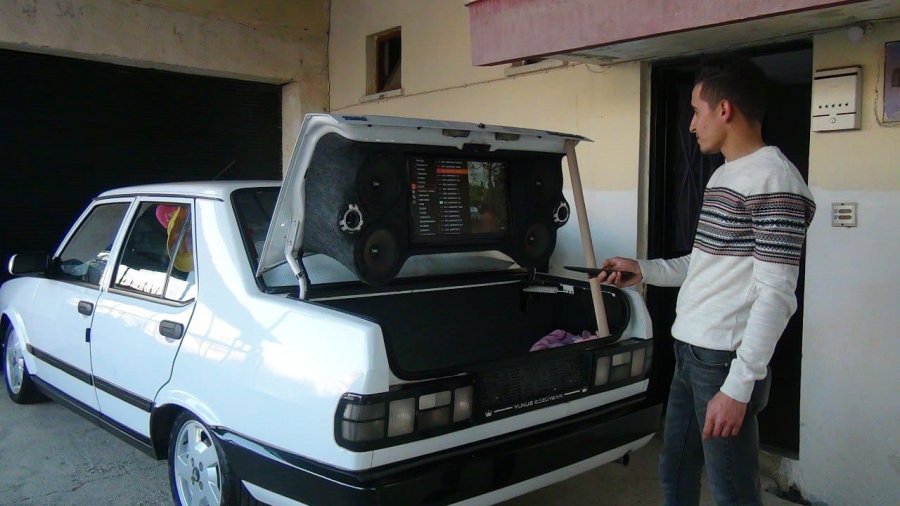 Otomobili Modifiye Edip Futbol Sevgisini Otomobilin Bagajına Taşıdılar
