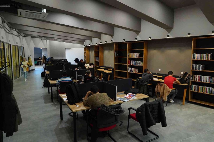 Öğrenciler Ara Tatil Kampını Akıl Küpü Kütüphanesinde Yapıyor