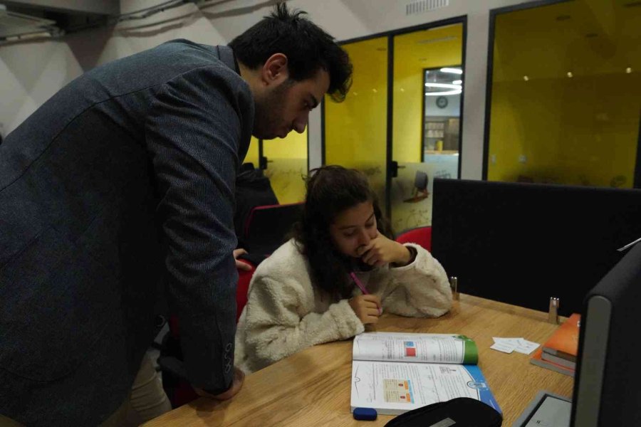 Öğrenciler Ara Tatil Kampını Akıl Küpü Kütüphanesinde Yapıyor