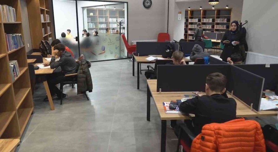 Öğrenciler Ara Tatil Kampını Akıl Küpü Kütüphanesinde Yapıyor