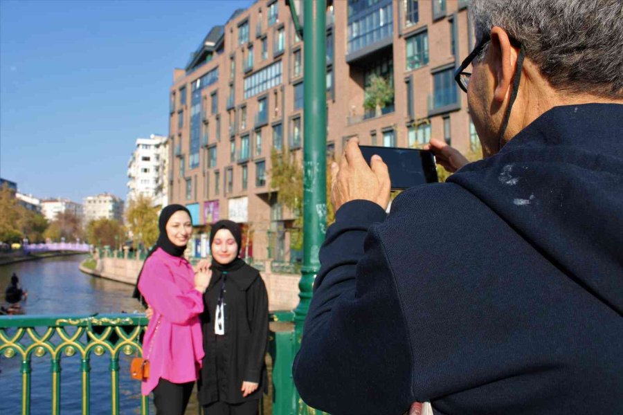 Turistlerin Porsuk Nehri’ne İlgisi Eskişehirlilere Adeta Yürüyecek Yer Bırakmadı
