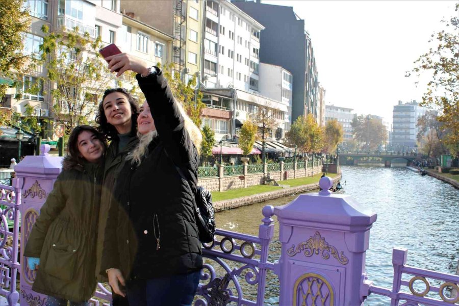 Turistlerin Porsuk Nehri’ne İlgisi Eskişehirlilere Adeta Yürüyecek Yer Bırakmadı