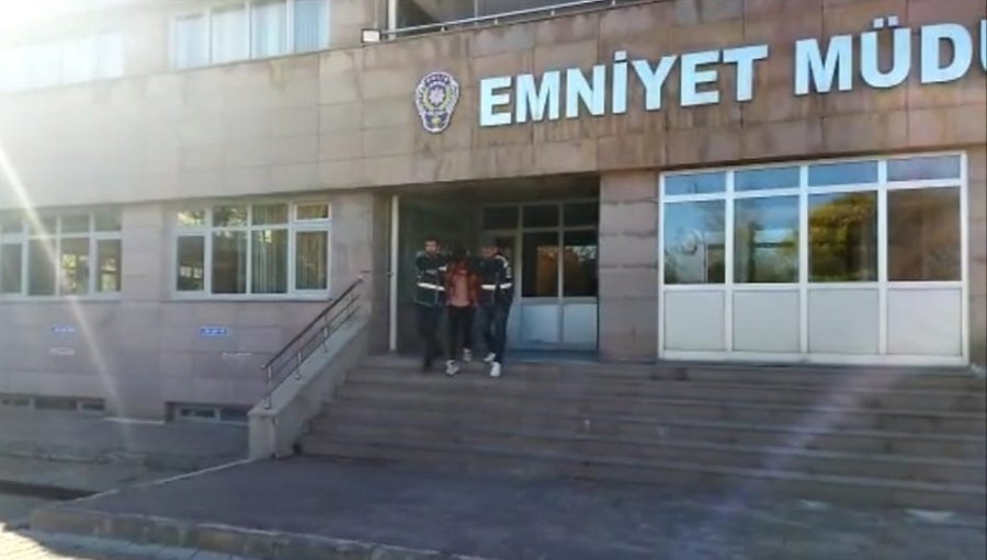 Kendisini ’polis’ Olarak Tanıtan Dolandırıcı Telefonla Ulaştığı Kişiyi Yüklü Miktarda Dolandırdı