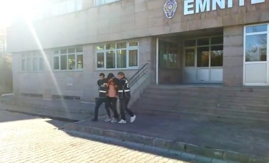 Kendisini ’polis’ Olarak Tanıtan Dolandırıcı Telefonla Ulaştığı Kişiyi Yüklü Miktarda Dolandırdı