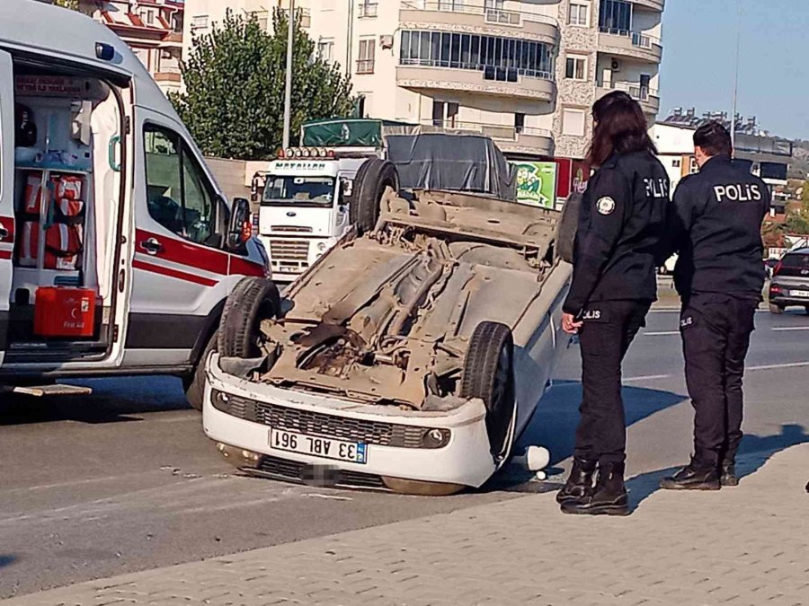 Otomobil İle Hafif Ticari Araç Çarpıştı: 2 Yaralı