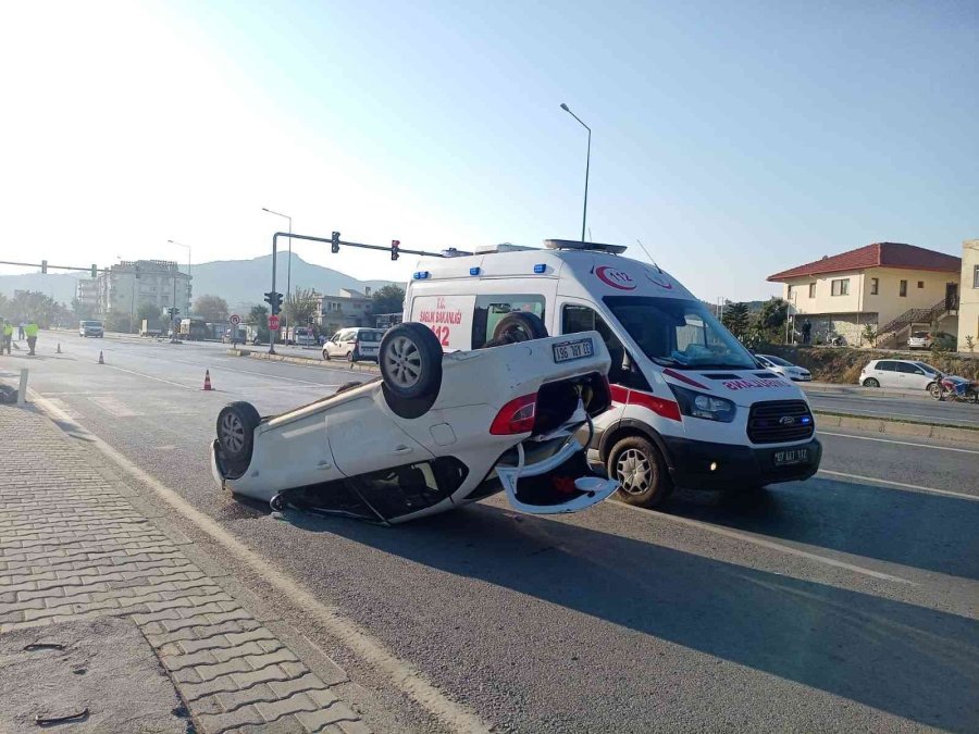 Otomobil İle Hafif Ticari Araç Çarpıştı: 2 Yaralı