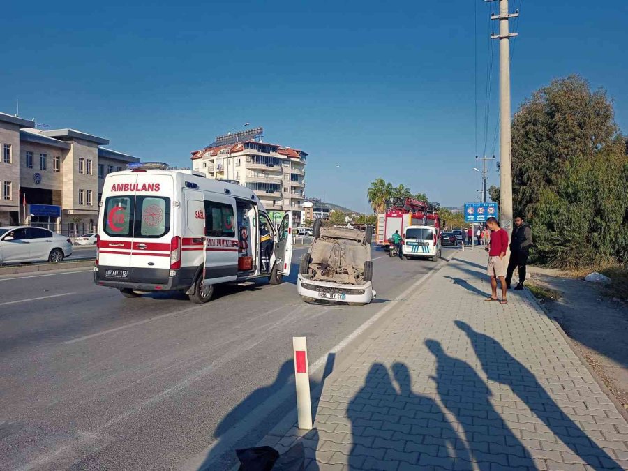 Otomobil İle Hafif Ticari Araç Çarpıştı: 2 Yaralı