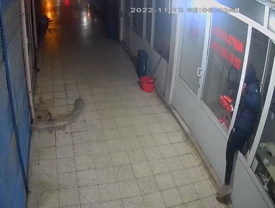 Dükkana Pencereden Giren Hırsız, Poşet Dolusu Cep Telefonu Çaldı