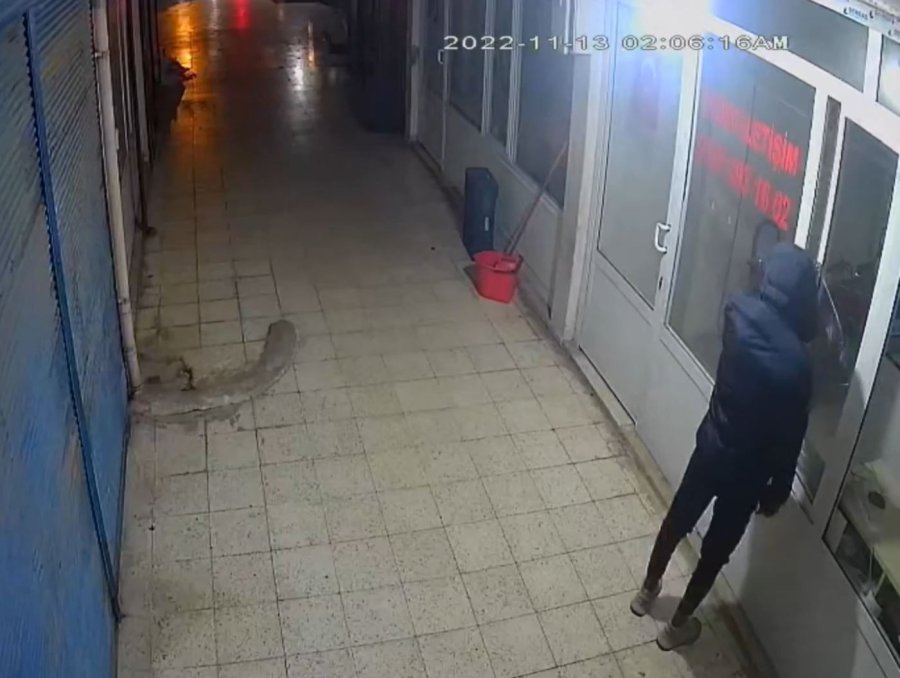 Dükkana Pencereden Giren Hırsız, Poşet Dolusu Cep Telefonu Çaldı